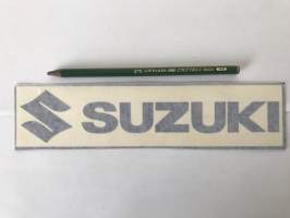 Suzuki (musta) -tarra