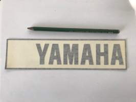 Yamaha (musta) -tarra