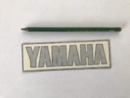 Yamaha (musta-hopea) -tarra