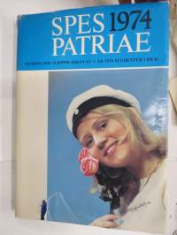Spes patriae 1974 - Vuoden 1974 ylioppilaskuvat + matrikkeli / ylioppilasmatrikkeli + koekysymykset suomeksi ja ruotsiksi