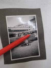 Linja-autoidylli 1950-luku -valokuva / photograph