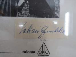 Sakari Jurkka -nimikirjoitus / autograph - huomaa, että kohde on kiinnitetty elokuvajulisteeseen, joka on kehyksissä /halvat ja huonot)