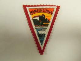 Hämeenlinna -kangasmerkki / matkailumerkki / hihamerkki / badge -pohjaväri punainen