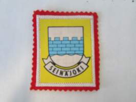 Seinäjoki -kangasmerkki / matkailumerkki / hihamerkki / badge -pohjaväri punainen