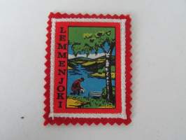 Lemmenjoki -kangasmerkki / matkailumerkki / hihamerkki / badge -pohjaväri punainen