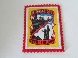 Kotka -Suomi -Finland -kangasmerkki / matkailumerkki / hihamerkki / badge -pohjaväri punainen