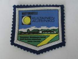 Moottorihotelli Kultainen Aurinko, Naantali -kangasmerkki / matkailumerkki / hihamerkki / badge -pohjaväri sininen