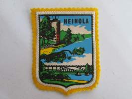 Heinola -kangasmerkki / matkailumerkki / hihamerkki / badge -pohjaväri keltainen