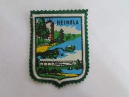Heinola -kangasmerkki / matkailumerkki / hihamerkki / badge -pohjaväri vihreä