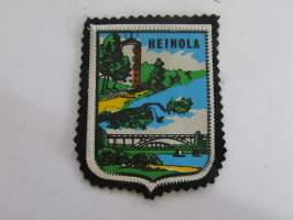 Heinola -kangasmerkki / matkailumerkki / hihamerkki / badge -pohjaväri musta