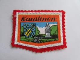 Kaustinen -kangasmerkki / matkailumerkki / hihamerkki / badge -pohjaväri punainen