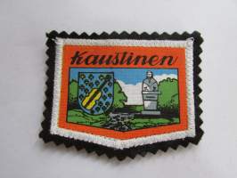 Kaustinen -kangasmerkki / matkailumerkki / hihamerkki / badge -pohjaväri musta