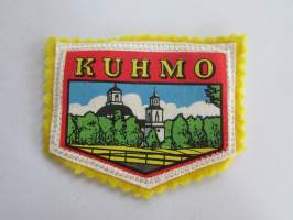 Kuhmo -kangasmerkki / matkailumerkki / hihamerkki / badge -pohjaväri kaltainen