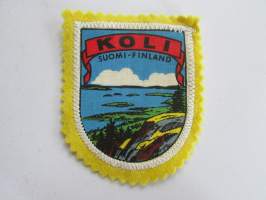 Koli - Suomi - Finland -kangasmerkki / matkailumerkki / hihamerkki / badge -pohjaväri keltainen