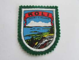 Koli - Suomi - Finland -kangasmerkki / matkailumerkki / hihamerkki / badge -pohjaväri vihreä