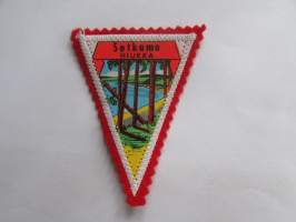 Sotkamo Hiukka -kangasmerkki / matkailumerkki / hihamerkki / badge -pohjaväri punainen