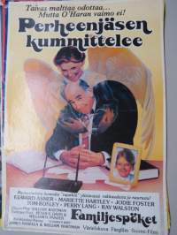 Perheenjäsen kummittelee -elokuvajuliste / movie poster