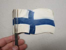 Suomen lippuja teräsneuloilla 18 kpl - Finlands flaggor med stålnålar 25 st - Turun Pussi- ja Kirjekuoritehdas Oy / Pås- och Kuvertfabriken i Åbo Ab