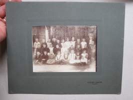 Valmistava koulu 1908, Helsinki III luokka, valokuva; Elisabet Kurjatkin, Waldemar Wikman, Heikki Hellgrén, Uno Jansson, Arne Sunell, Marianne Berg, Aili Lindstedt