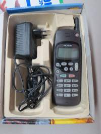 Nokia 1611 matkapuhelin, alkuperäinen pakkaus + ohjekirjoja / cellphone with accessories and manuals