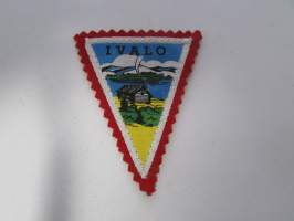 Ivalo -kangasmerkki / matkailumerkki / hihamerkki / badge -pohjaväri punainen