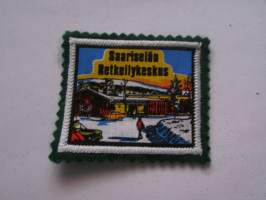 Saariselän retkeilykeskus -kangasmerkki / matkailumerkki / hihamerkki / badge -pohjaväri vihreä