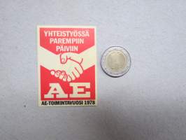 Yhteistyössä parempiin päiviin - AE toimintavuosi 1978 -vasemmistolainen 1970-luvun tuki- ja solidaarisuus- / varainkeruumerkki -tarra