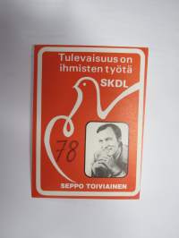 Tulevaisuus on ihmisten työtä - SKDL, Seppo Toiviainen, nr 78 -vasemmistolainen 1970-luvun tuki- ja solidaarisuus- / varainkeruumerkki -tarra
