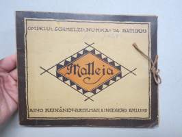 Ompelu-, schmelzi-, nukka- ja batiikkimalleja (Mönster för sömnad, Schmeltz, flossa & batik) -kansiossa malliarkkeja, kaikki näkyvät kuvissa