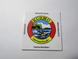 Kuhmo -Lentuankoski -tarra, matkamuistotarra 1970-luvulta