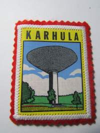 Karhula -kangasmerkki / matkailumerkki / hihamerkki / badge -pohjaväri punainen