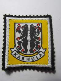 Karhula -kangasmerkki / matkailumerkki / hihamerkki / badge -pohjaväri musta