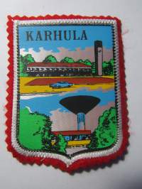 Karhula -kangasmerkki / matkailumerkki / hihamerkki / badge -pohjaväri punainen