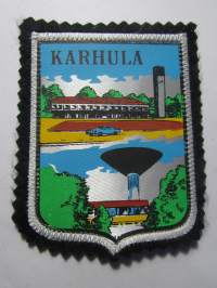 Karhula -kangasmerkki / matkailumerkki / hihamerkki / badge -pohjaväri musta
