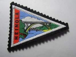 Heinola -kangasmerkki / matkailumerkki / hihamerkki / badge -pohjaväri musta