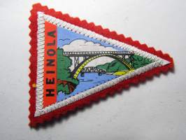 Heinola -kangasmerkki / matkailumerkki / hihamerkki / badge -pohjaväri punainen