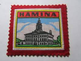 Hamina -kangasmerkki / matkailumerkki / hihamerkki / badge -pohjaväri punainen