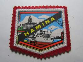 Hamina -kangasmerkki / matkailumerkki / hihamerkki / badge -pohjaväri punainen