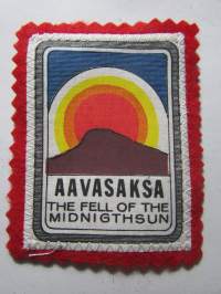 Aavasaksa thefell of the midnigthsun-kangasmerkki / matkailumerkki / hihamerkki / badge -pohjaväri punainen