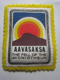 Aavasaksa thefell of the midnigthsun-kangasmerkki / matkailumerkki / hihamerkki / badge -pohjaväri keltainen