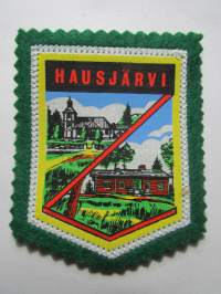 Hausjärvi -kangasmerkki / matkailumerkki / hihamerkki / badge -pohjaväri vihreä