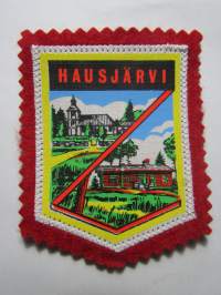 Hausjärvi -kangasmerkki / matkailumerkki / hihamerkki / badge -pohjaväri punainen