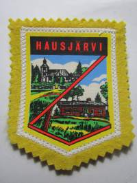 Hausjärvi -kangasmerkki / matkailumerkki / hihamerkki / badge -pohjaväri keltainen
