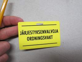 Järjestyksenvalvoja - Ordningsvakt -muovinen rintamerkki