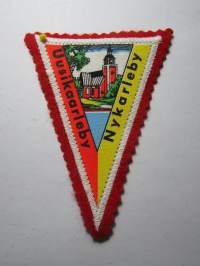 Nykarleby -Uusikarlepyy -kangasmerkki / matkailumerkki / hihamerkki / badge -pohjaväri punainen