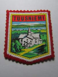 Tuusniemi -kangasmerkki / matkailumerkki / hihamerkki / badge -pohjaväri punainen