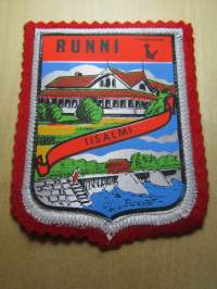 Runni Iisalmi -kangasmerkki / matkailumerkki / hihamerkki / badge -pohjaväri punainen