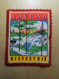 Laukaa -Hietasyrjä -kangasmerkki / matkailumerkki / hihamerkki / badge -pohjaväri punainen