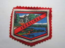 Ikaalinen -Camping -kangasmerkki / matkailumerkki / hihamerkki / badge -pohjaväri punainen