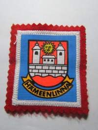 Hämeenlinna -kangasmerkki / matkailumerkki / hihamerkki / badge -pohjaväri punainen